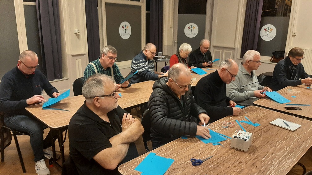 Séance de découpage.. tout le monde est très studieux ! :)
